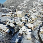 Le village de Saint-Pierre-d'Entremont sous la neige vu de drone