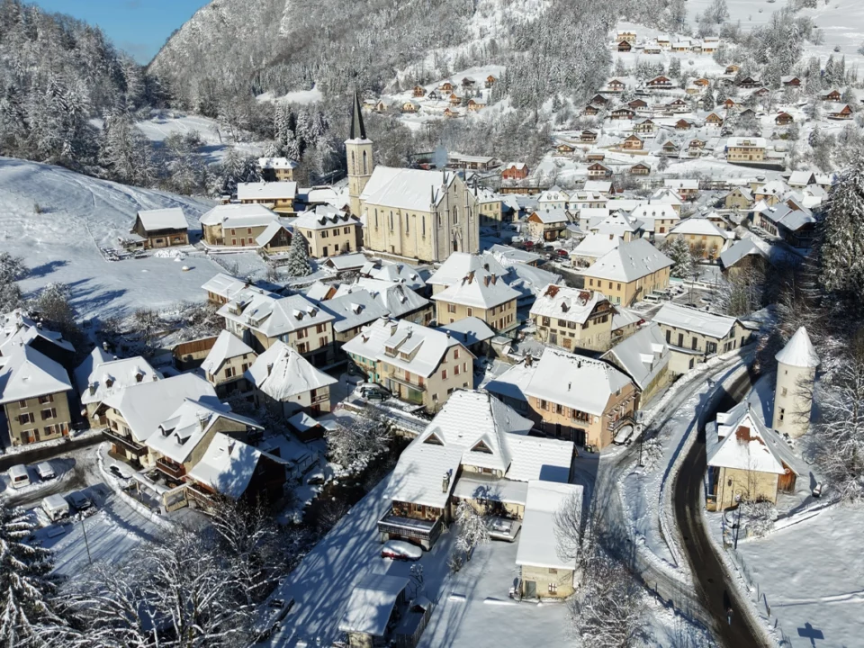 Le village de Saint-Pierre-d'Entremont sous la neige vu de drone