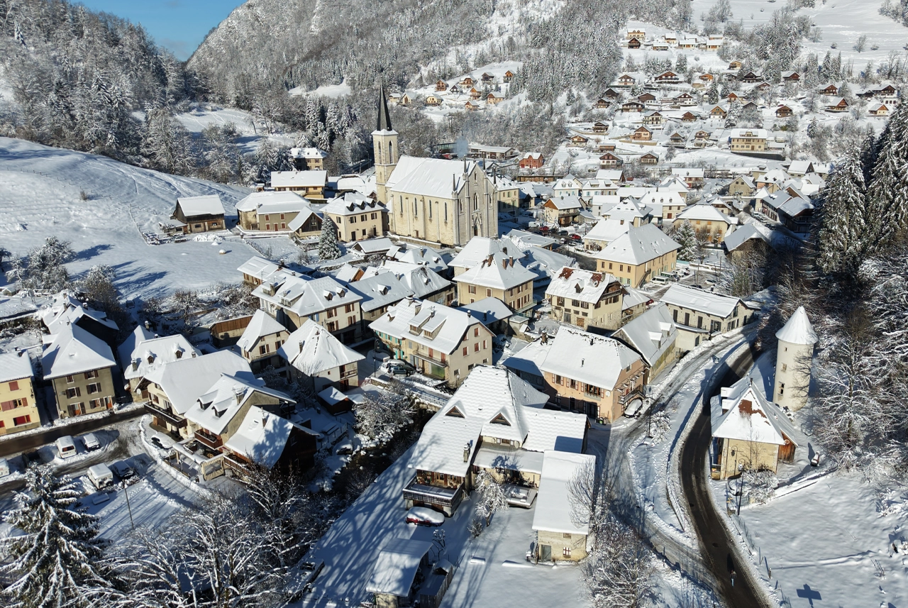 Le village de Saint-Pierre-d'Entremont sous la neige vu de drone