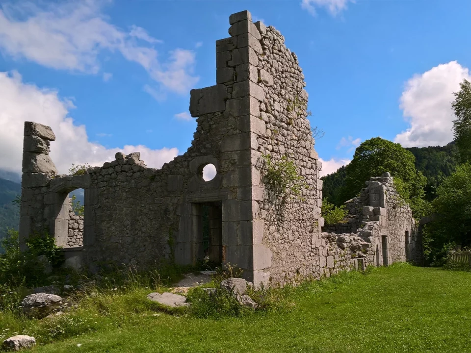 Ruines du château de Montbel sur les hauteurs de Saint-Pierre-d’Entremont, en Chartreuse