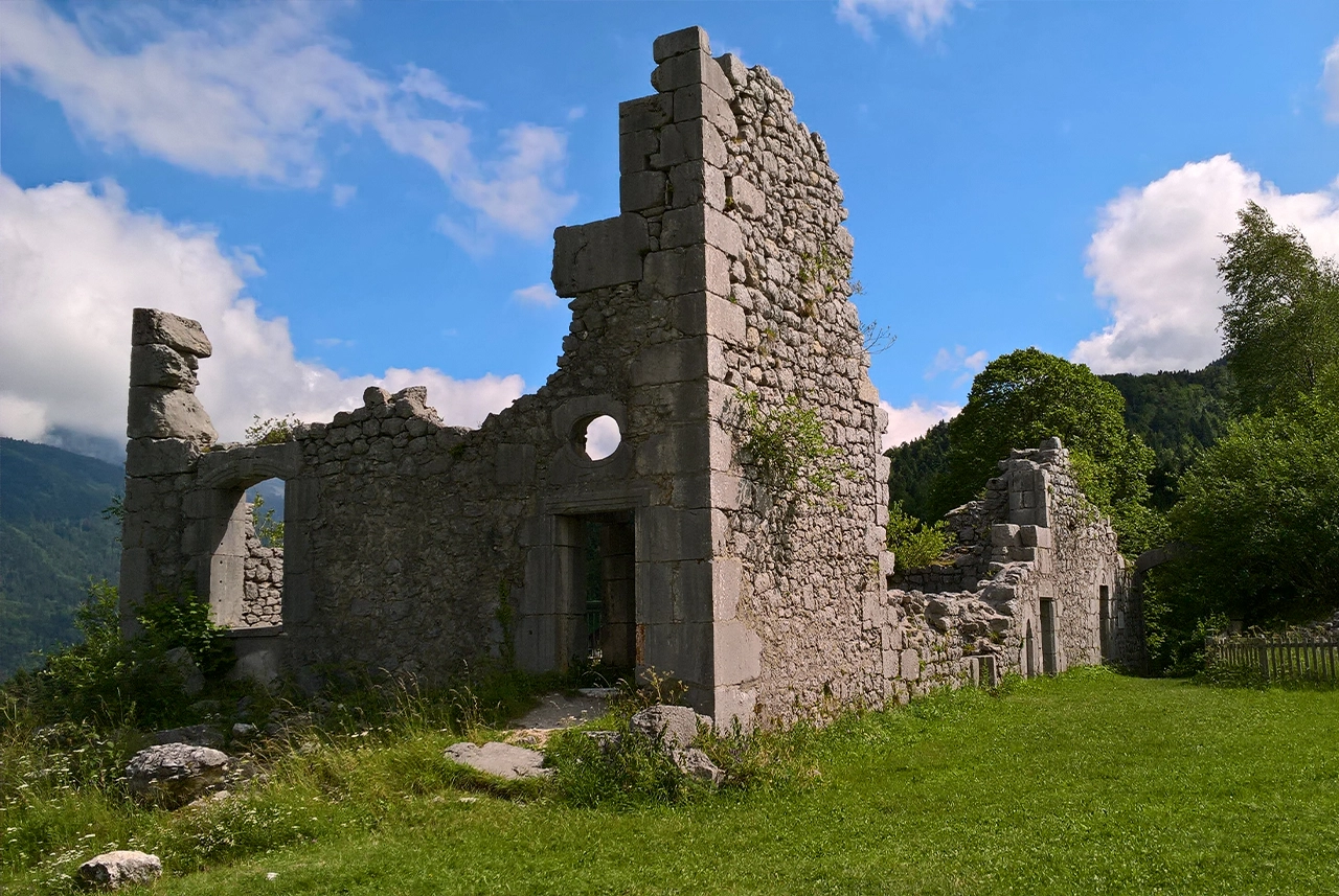 Ruines du château de Montbel sur les hauteurs de Saint-Pierre-d’Entremont, en Chartreuse