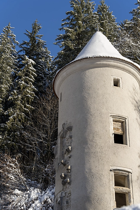 La tour de l’Infernet près du gîte Le Passage à Saint-Pierre-d’Entremont en Chartreuse sous la neige