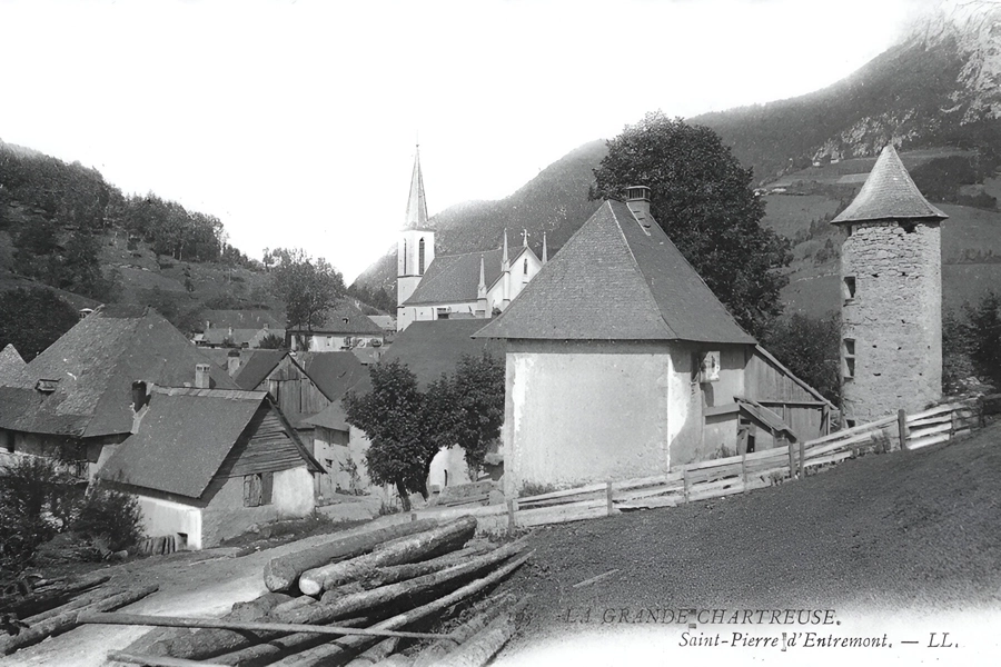 La tour de l'Infernet au début du siècle sur une vieille carte postale